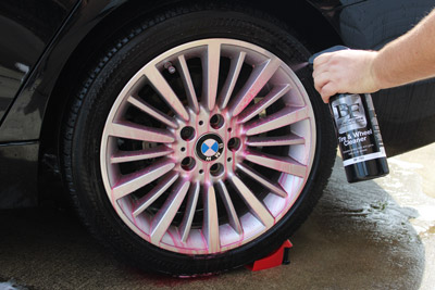 BLACKFIRE TIre & Wheel Cleaner clings to the surface for extra cleaning time.